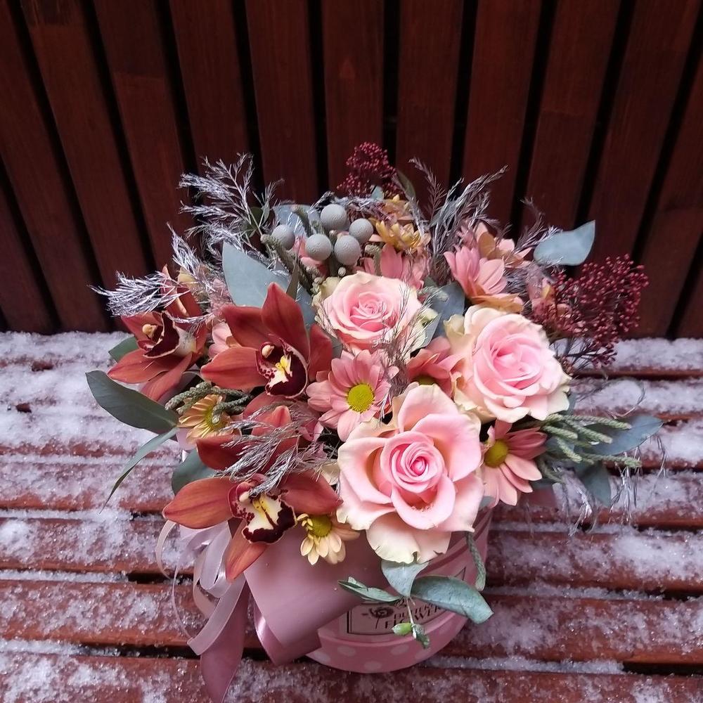 Букет из роз, кустовой хризантемы, цимбидиума и брунии в стильной шляпной коробке "Винтаж"