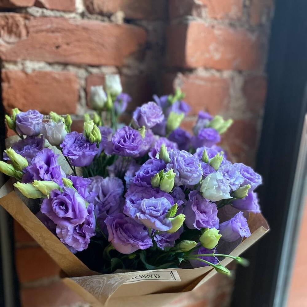 Букет из 11 сиреневых эустом (лизиантусов) в стильной упаковке 