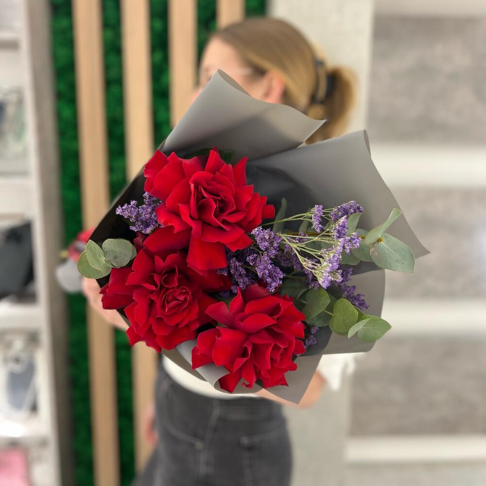 Red (розы, лимониум, эвкалипт)