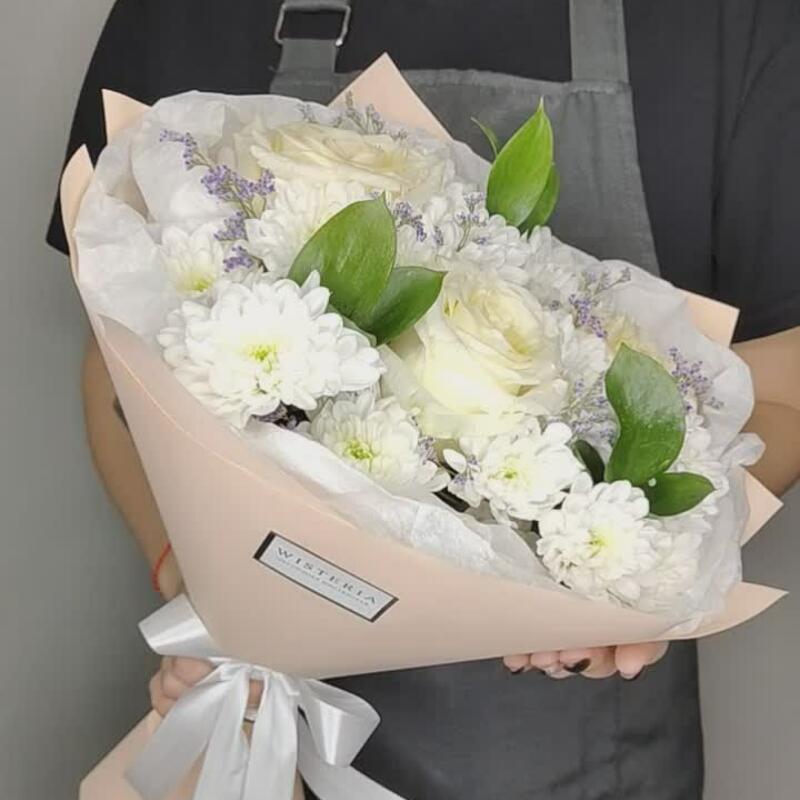 Букет ароматных роз, хризантемы и лилового лимониума "Нежность"